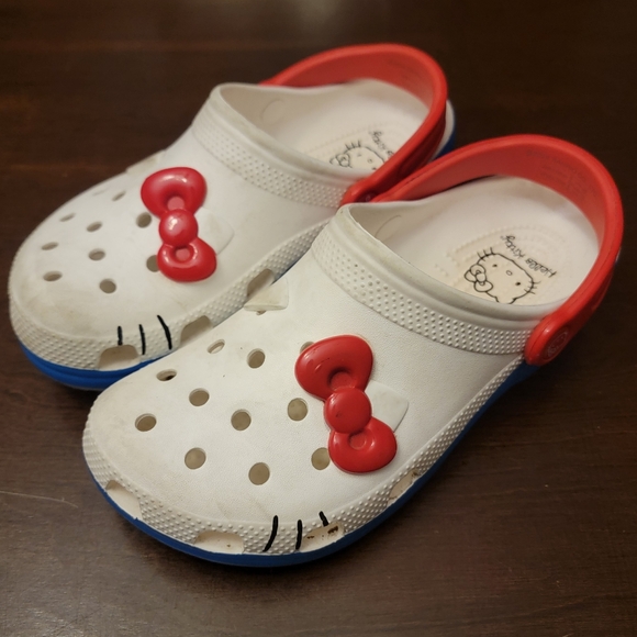 Sanrio Hello Kitty Crocs with Bow Accents - Picture 4 of 7
